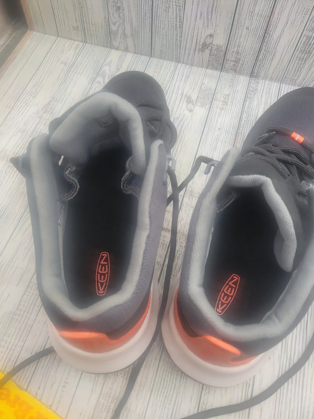 Keen Women's Athletic Hiking/Tennis Shoes Size 9.5 - Never Worn